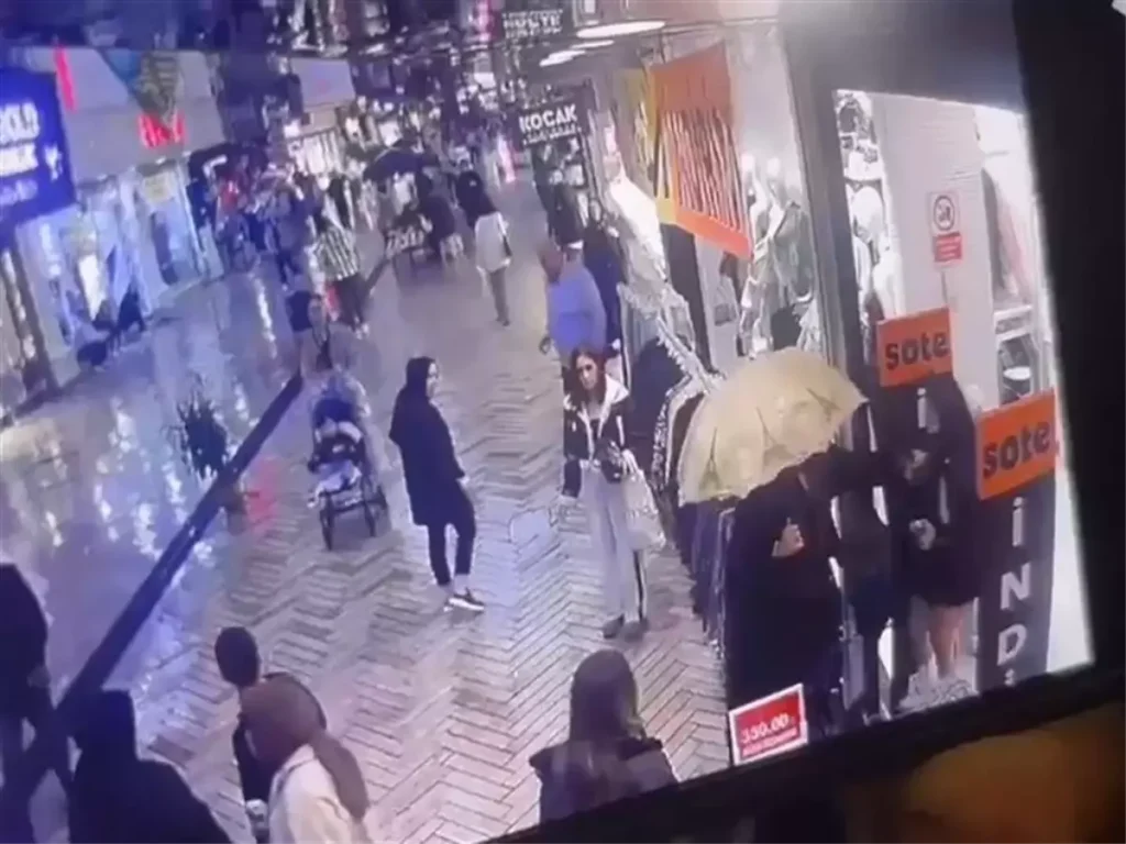 Üniversiteli Kızın Eteğini Tutarak Tepki Gösteren Kadın Serbest