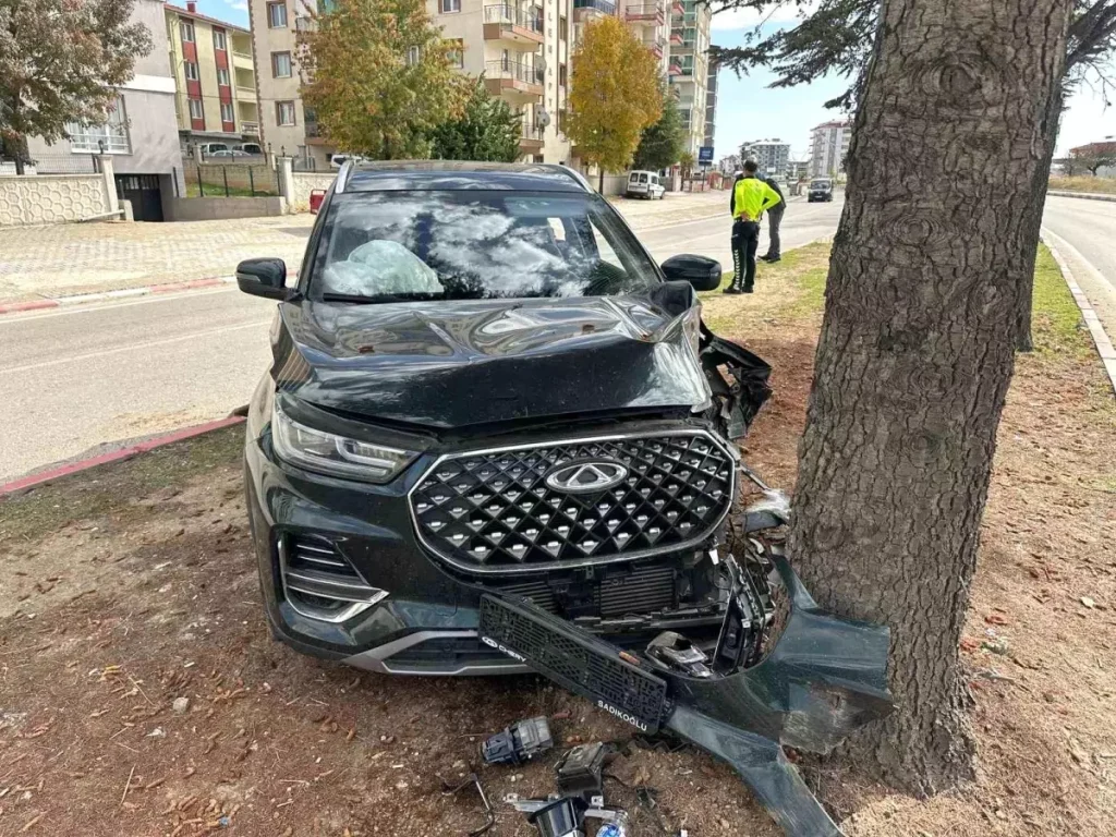 Uşak’ta Aracın Ağaca Çarpması Sonucu 2 Kişi Yaralandı