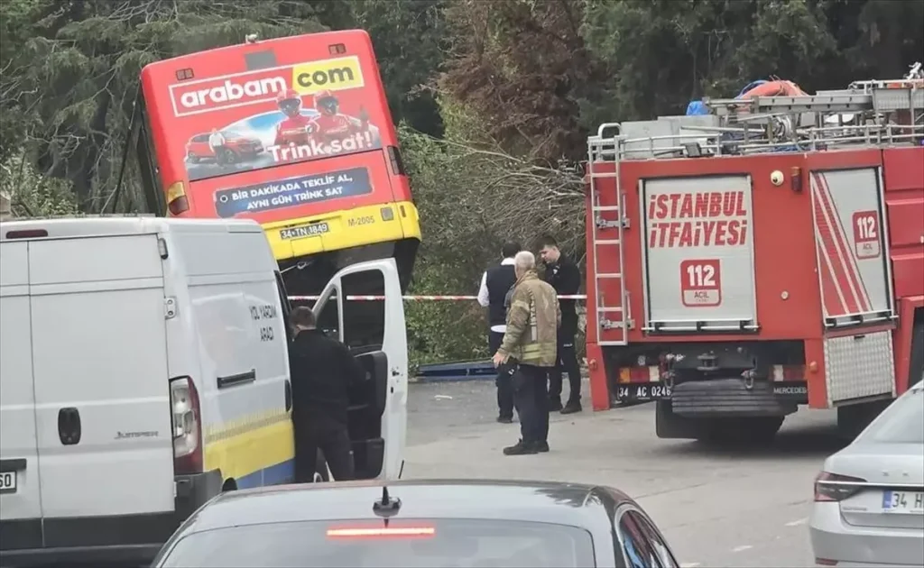 Üsküdar’da İETT Otobüsü İstinat Duvarını Yıkarak Asılı Kaldı