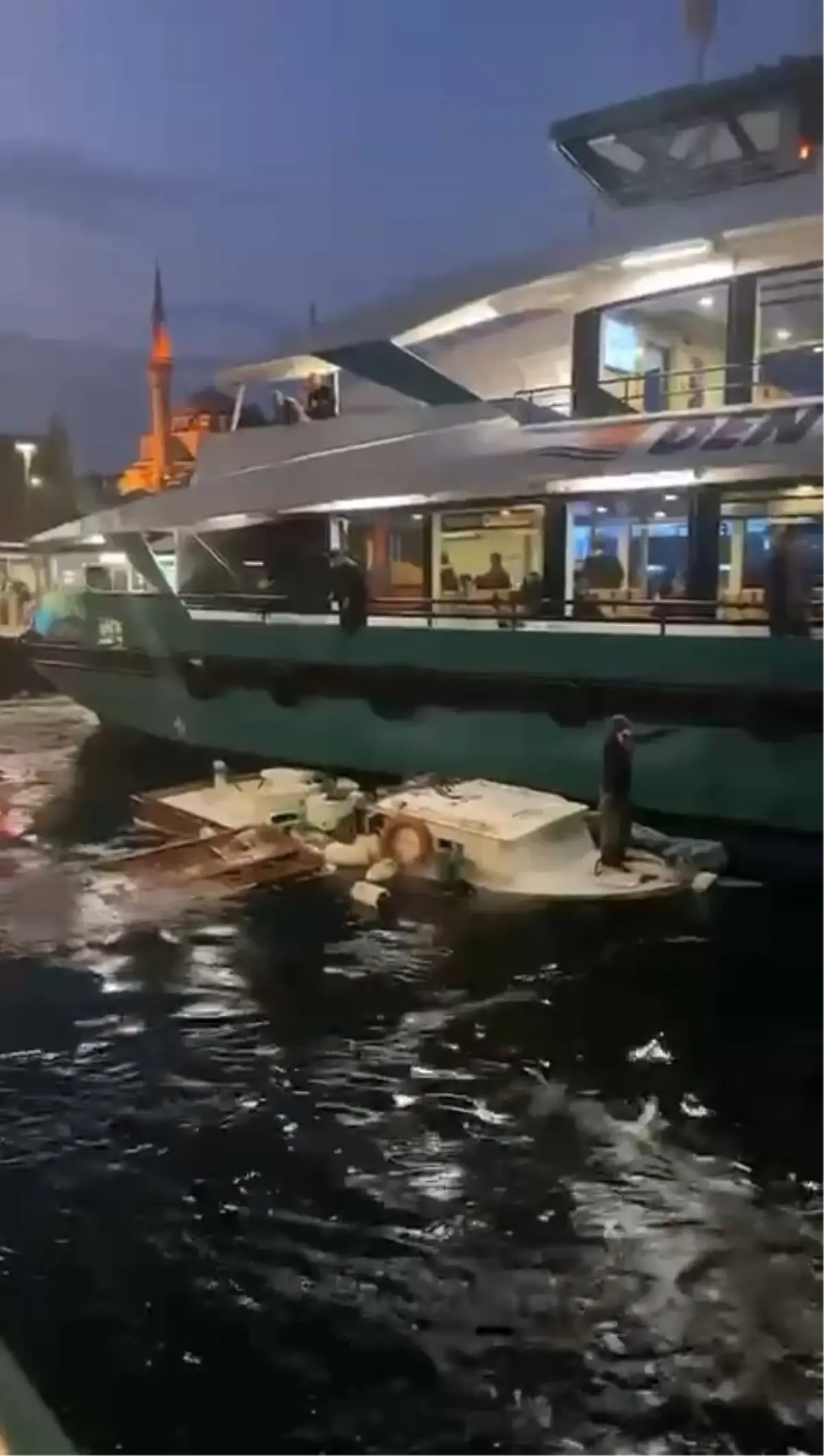 Üsküdar’da Yolcu Motoru Balıkçı Teknesine Çarptı