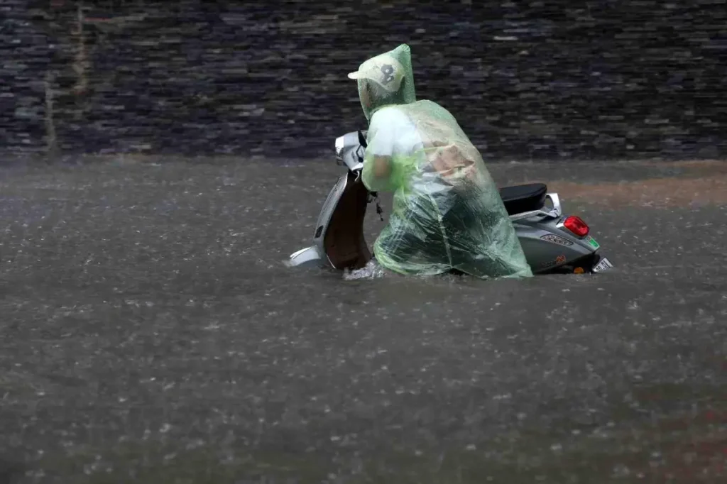 Vietnam’ı Vuran Bualoi Tayfunu’nda Can Kaybı Artıyor