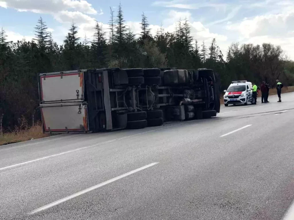 “Konya Ereğli’de Yağ Yüklü Kamyon Devrildi: 1 Yaralı”