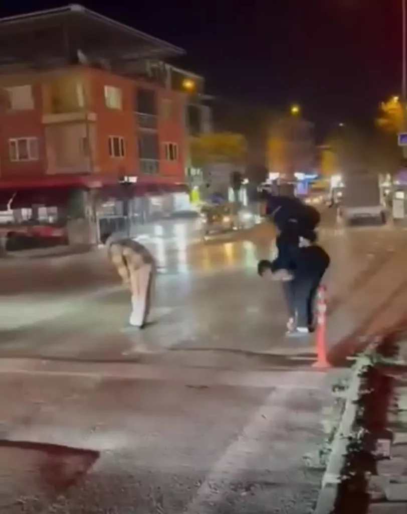 “Dikkat Dağınıklığı: Yaya Geçidinde Birdirbir”