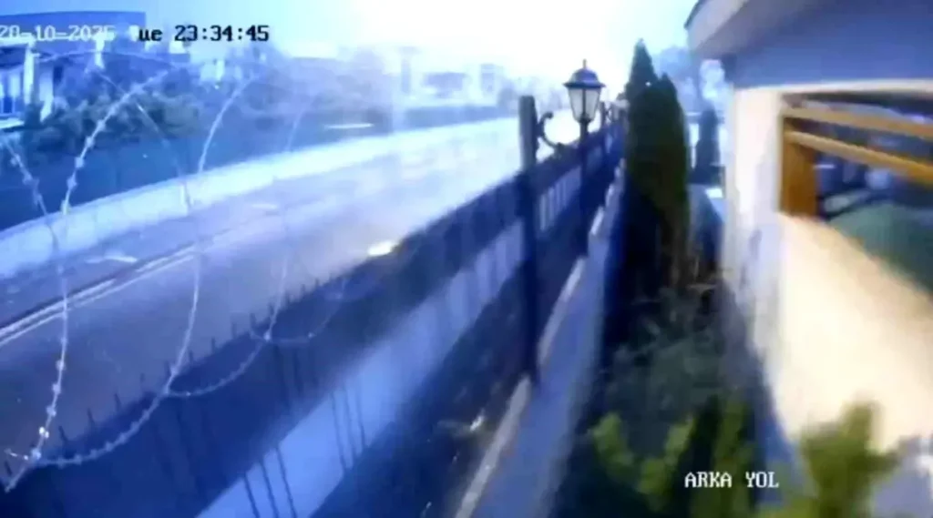 Kayseri’de Aydınlatma Direğine Yıldırım Düştü