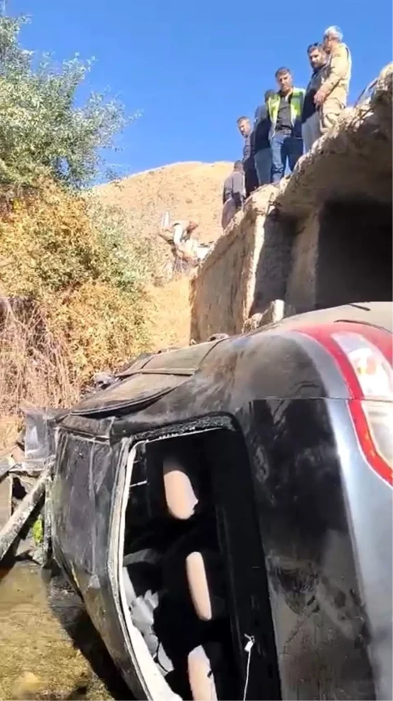 Yüksekova’da Otomobil Dereye Devrildi: 4 Kişi Yaralandı