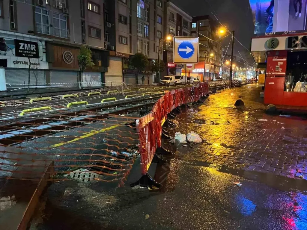 İstanbul’da Tramvay Yoluna Giren Otomobil Çalışma Yapılan Raylarda Sıkıştı
