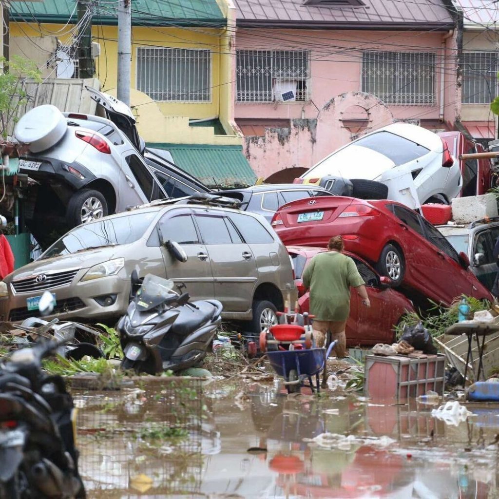Thousands Flee Flooding as Typhoon Kalmaegi Slams Central Philippines