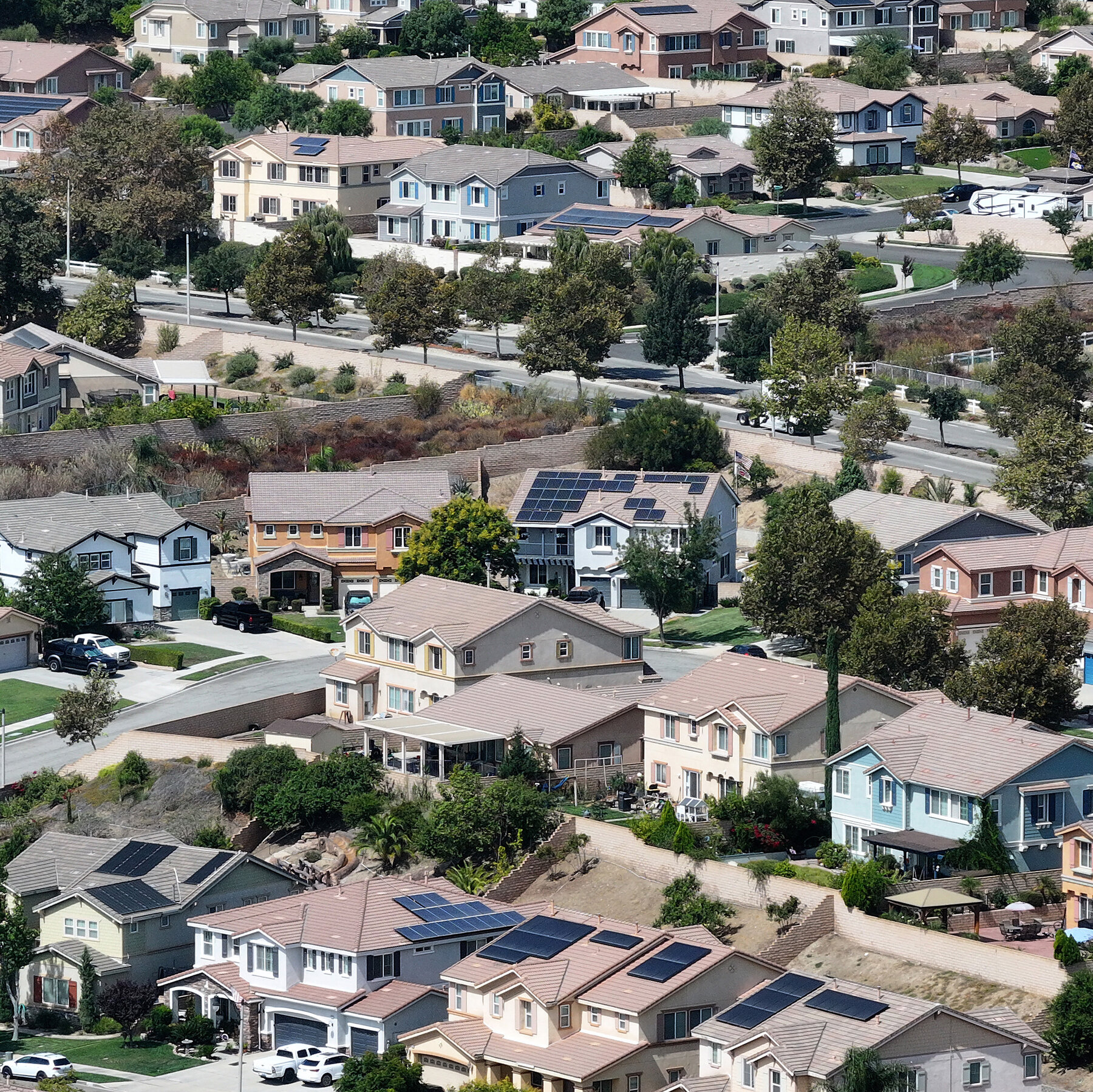 Should You Refinance Now That Mortgage Rates Are Falling?