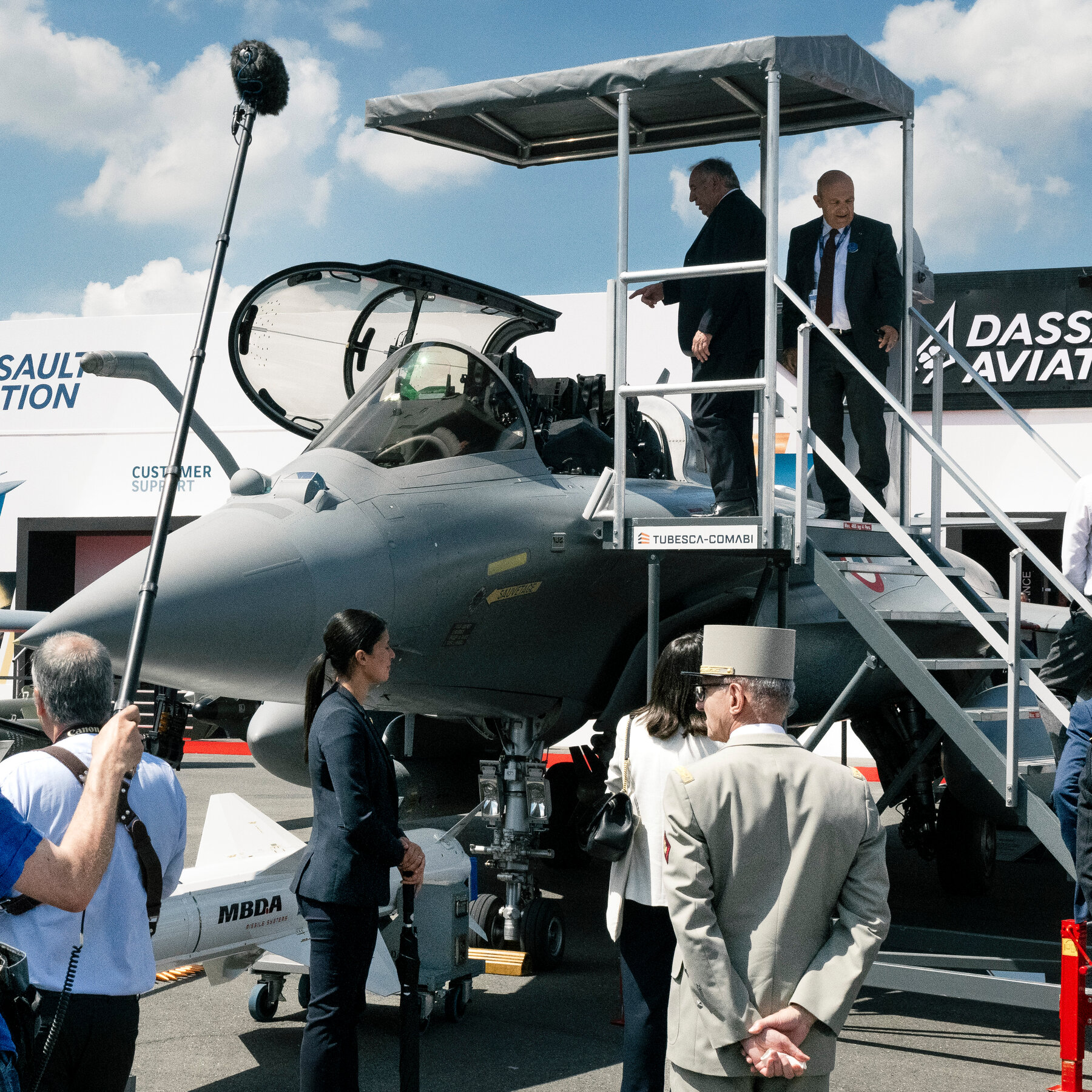 France Agrees to Sell Up to 100 Rafale Fighter Jets to Ukraine