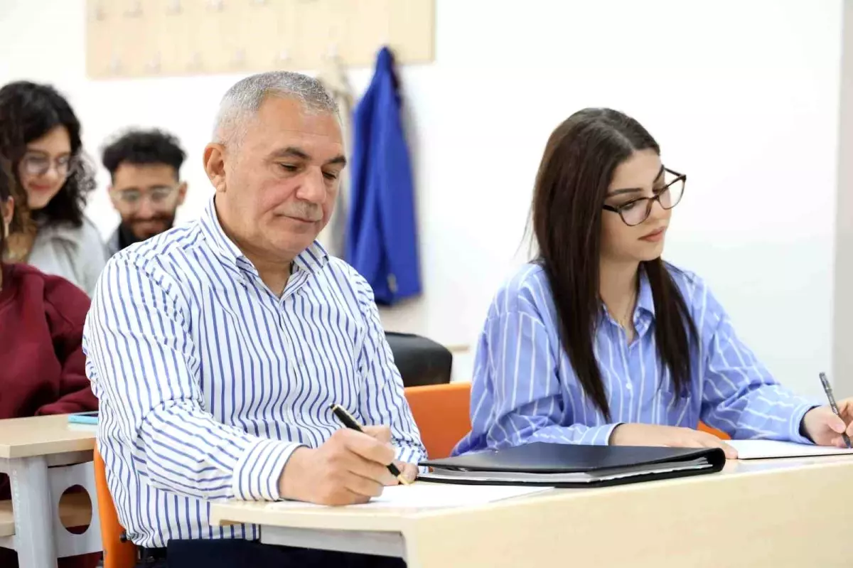 Dede‑Torun Üniversitede Birlikte: 55 Yaşındaki Öğrencinin Torunuyla Ortak Eğitim Serüveni