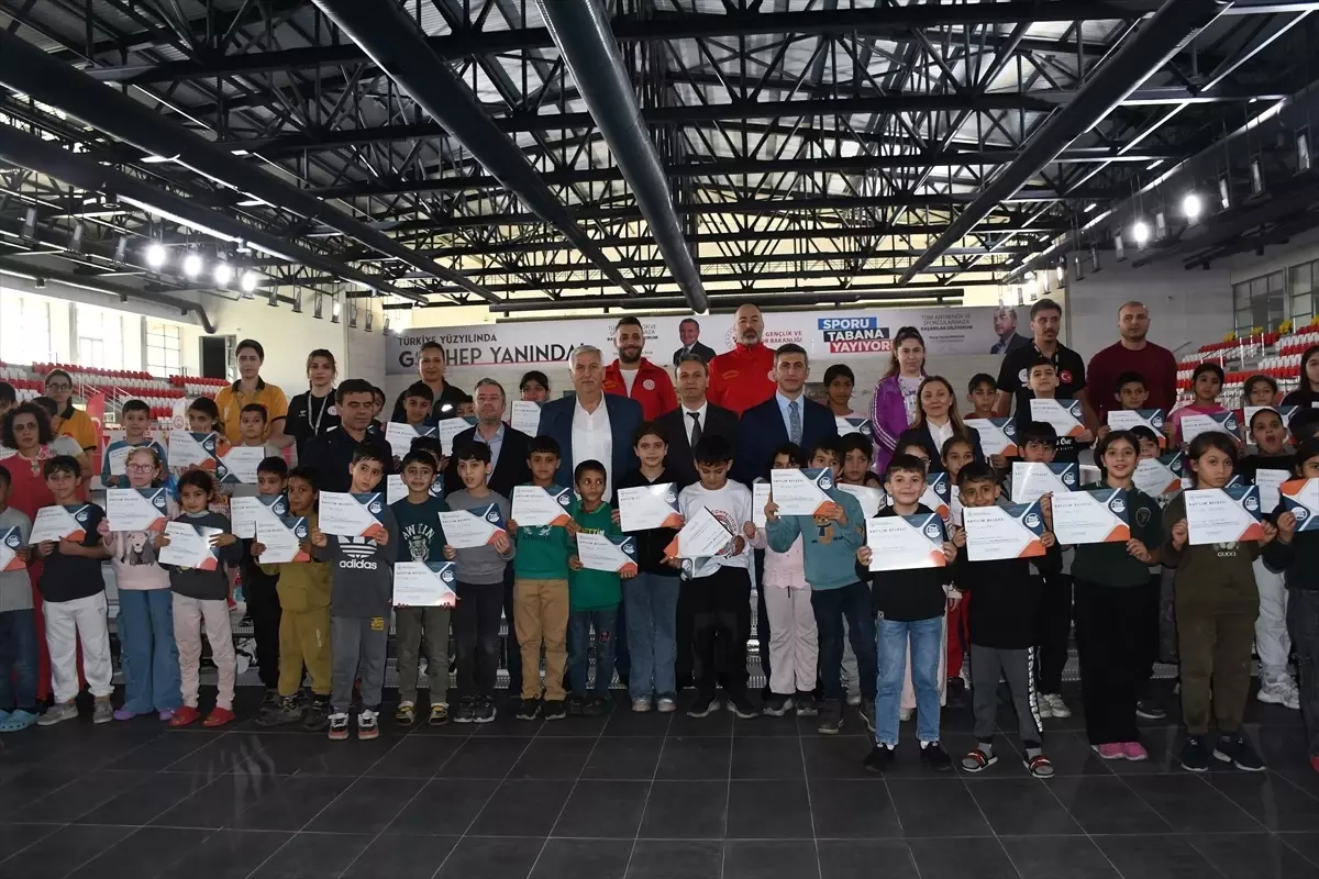 Adana’da 135 Öğrenci Yüzme Sertifikası Aldı