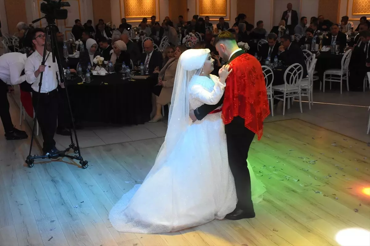 Afyonkarahisar Valisi Yiğitbaşı, genç çiftin nikahına şahitlik yaptı