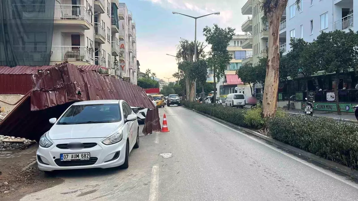 Alanya’da Şiddetli Fırtına Araçta Yüzlerce Lira Hasara Yaptı!