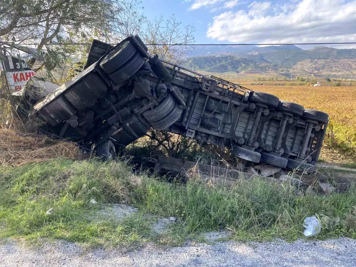Alaşehir’de Süt Tankeri Devrildi: Şarampole Çıkan Sürücü Hayatta