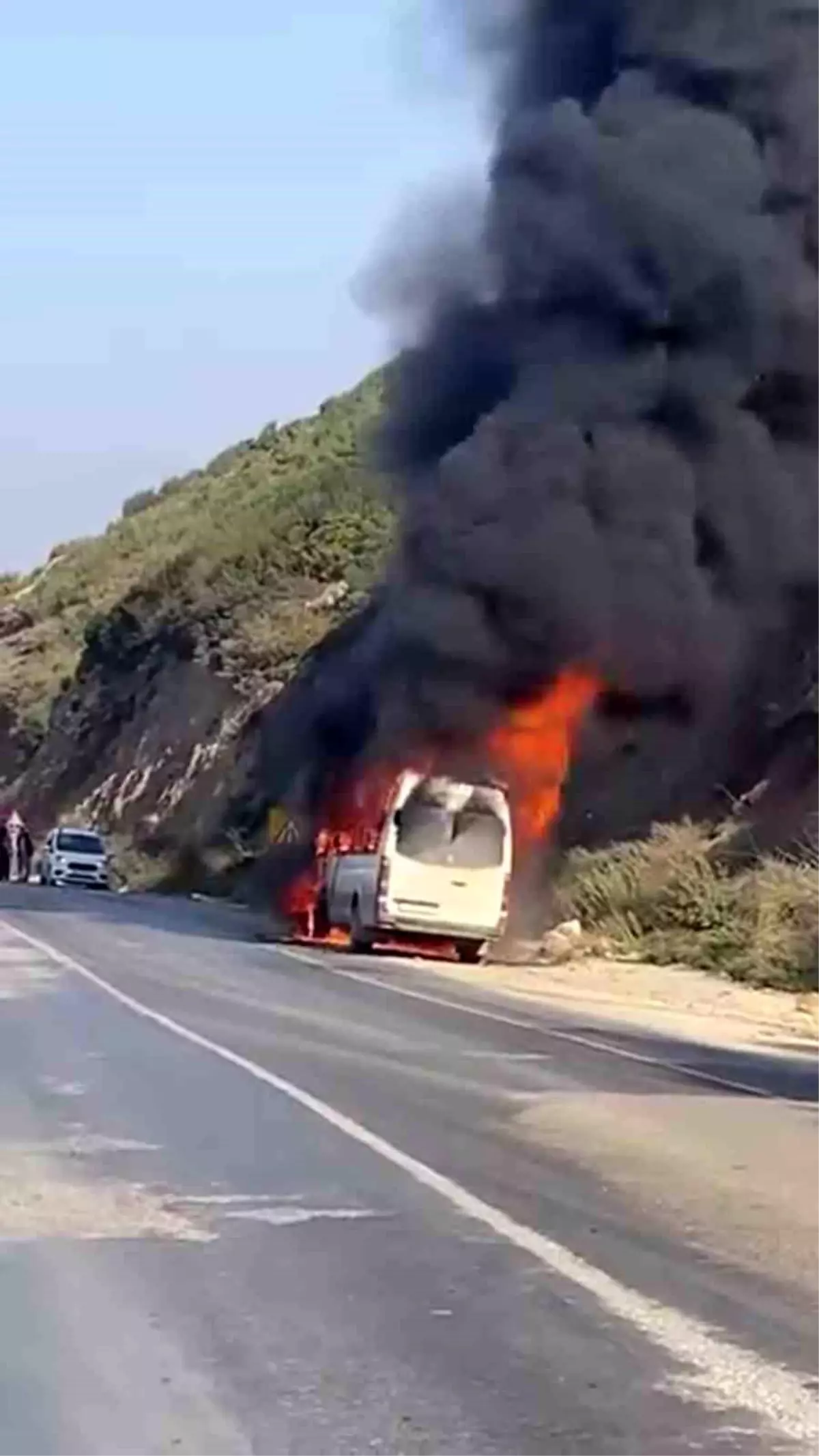 Hatay’da Seyir Halindeki Minibüs Alevlere Teslim Oldu
