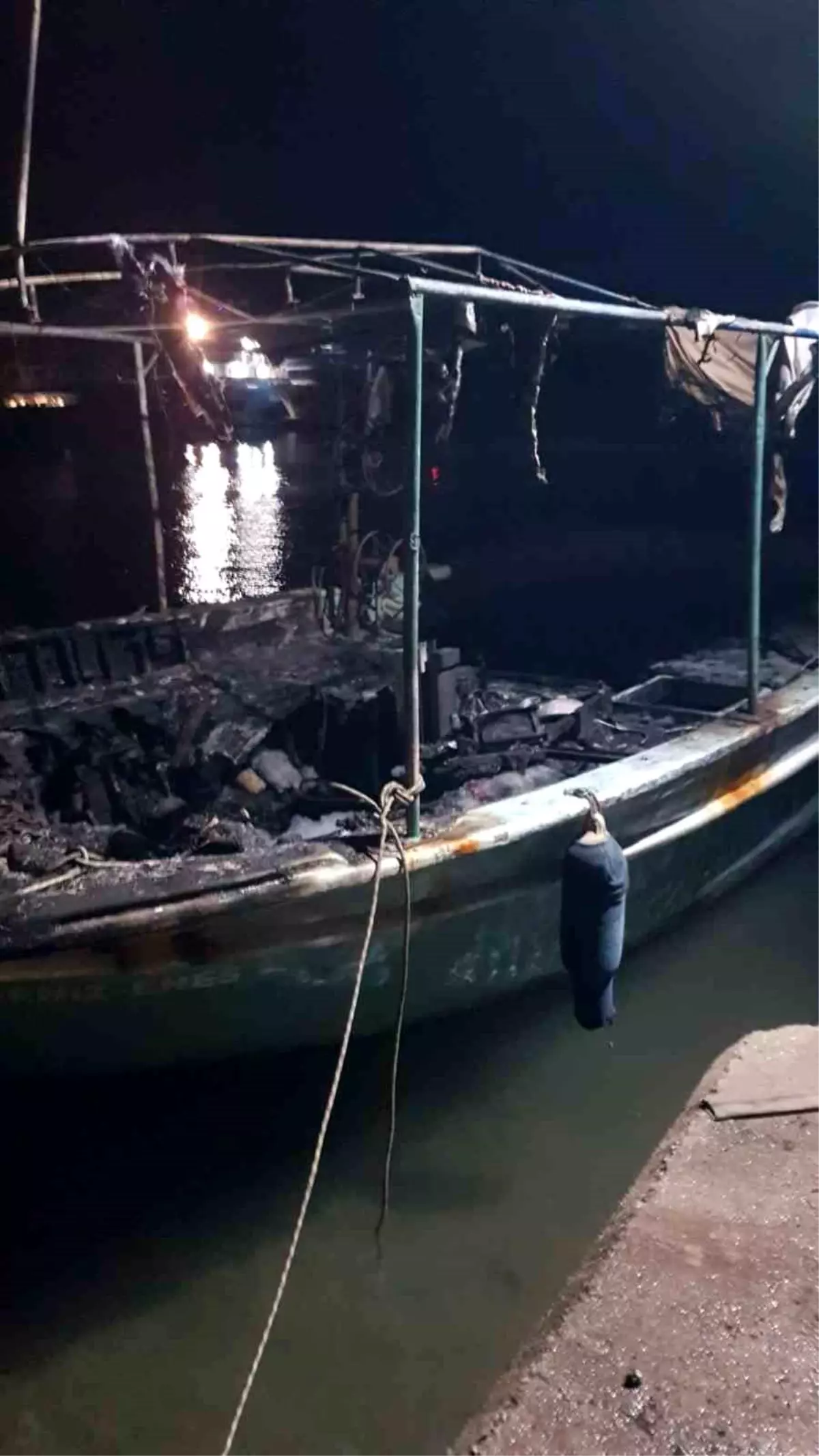 Antalya’da Yıldırım Düşmesi Sonucu 3 Tekne Kül Oldu