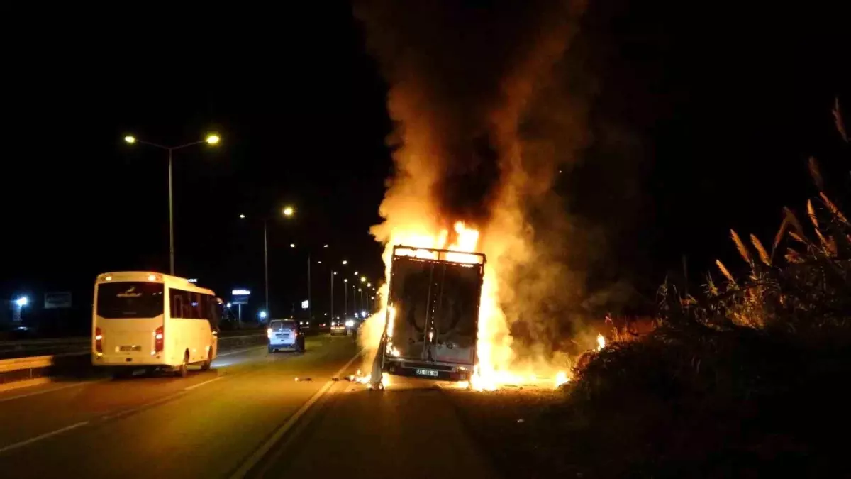 Antalya’da Seyir Halindeki Nakliye Aracı Alev Alev Yandı