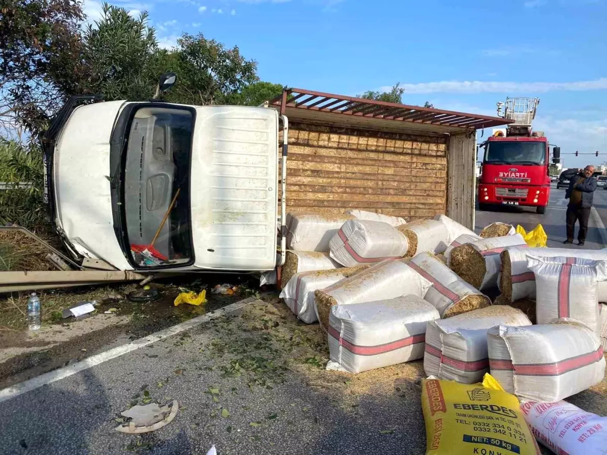 Antalya’nın Serik İlçesinde Saman Yüklü Kamyonet Devrildi, Yola Saçılan Samanlar Trafiği Etkiledi