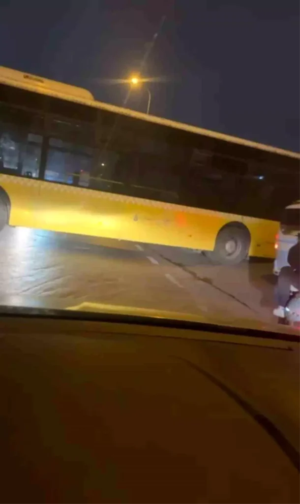 İstanbul’da Otobüs Yolda Sıkıştı, Trafik Durakladı