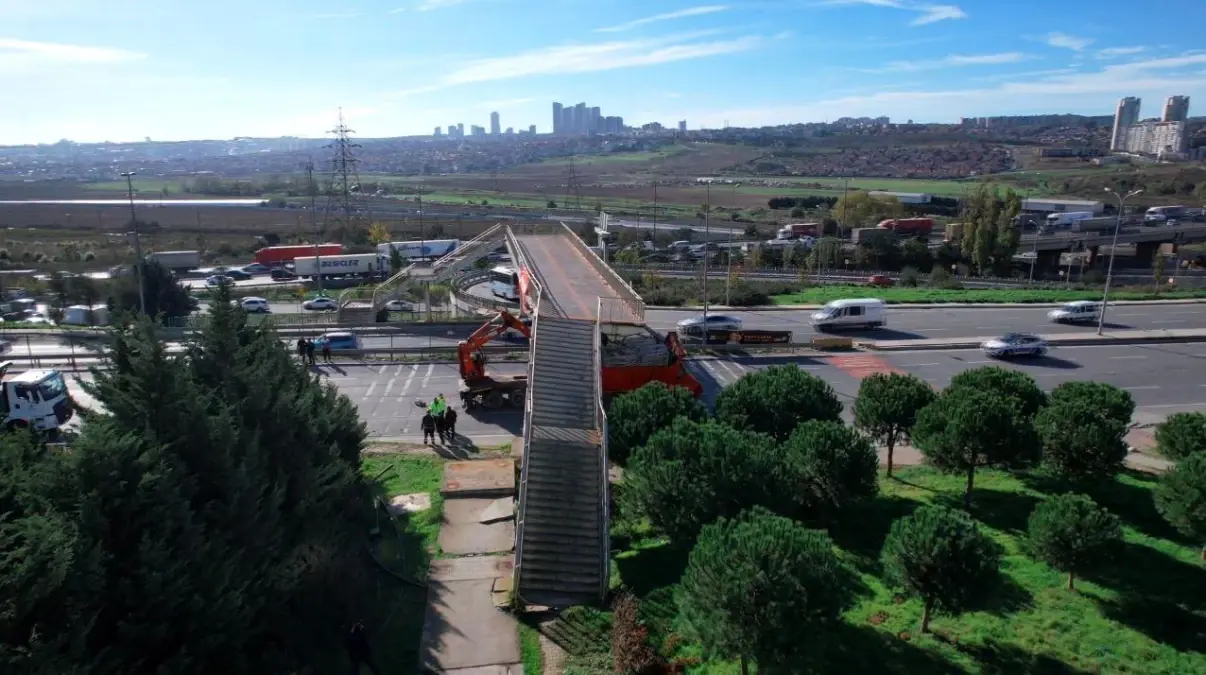 Avcılar’da Tır Üstgeçide Çarptı!