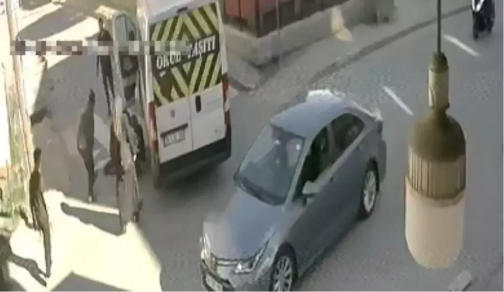 Servis Minibüsü Yayaya Çarptı: Kaza Güvenlik Kamerasında