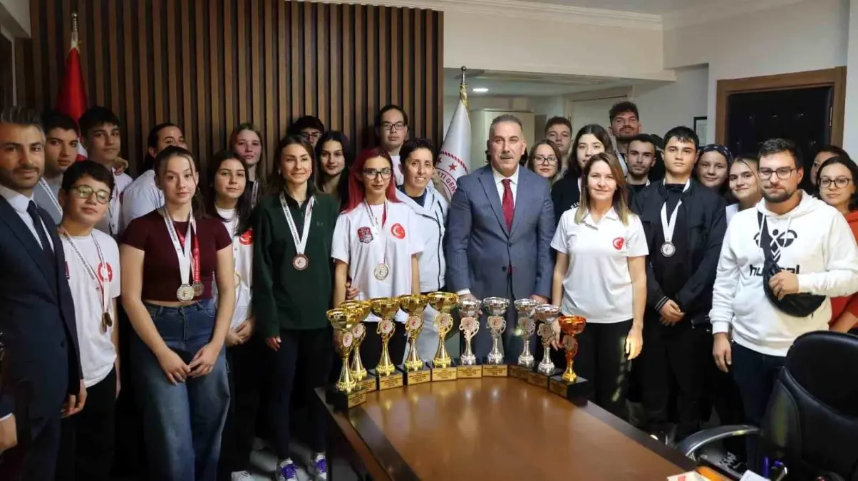 Aydınlı Sporcular Hemsball Türkiye Şampiyonası’nda Tarihi 10 Kupa ve 30 Madalya Kazandı!