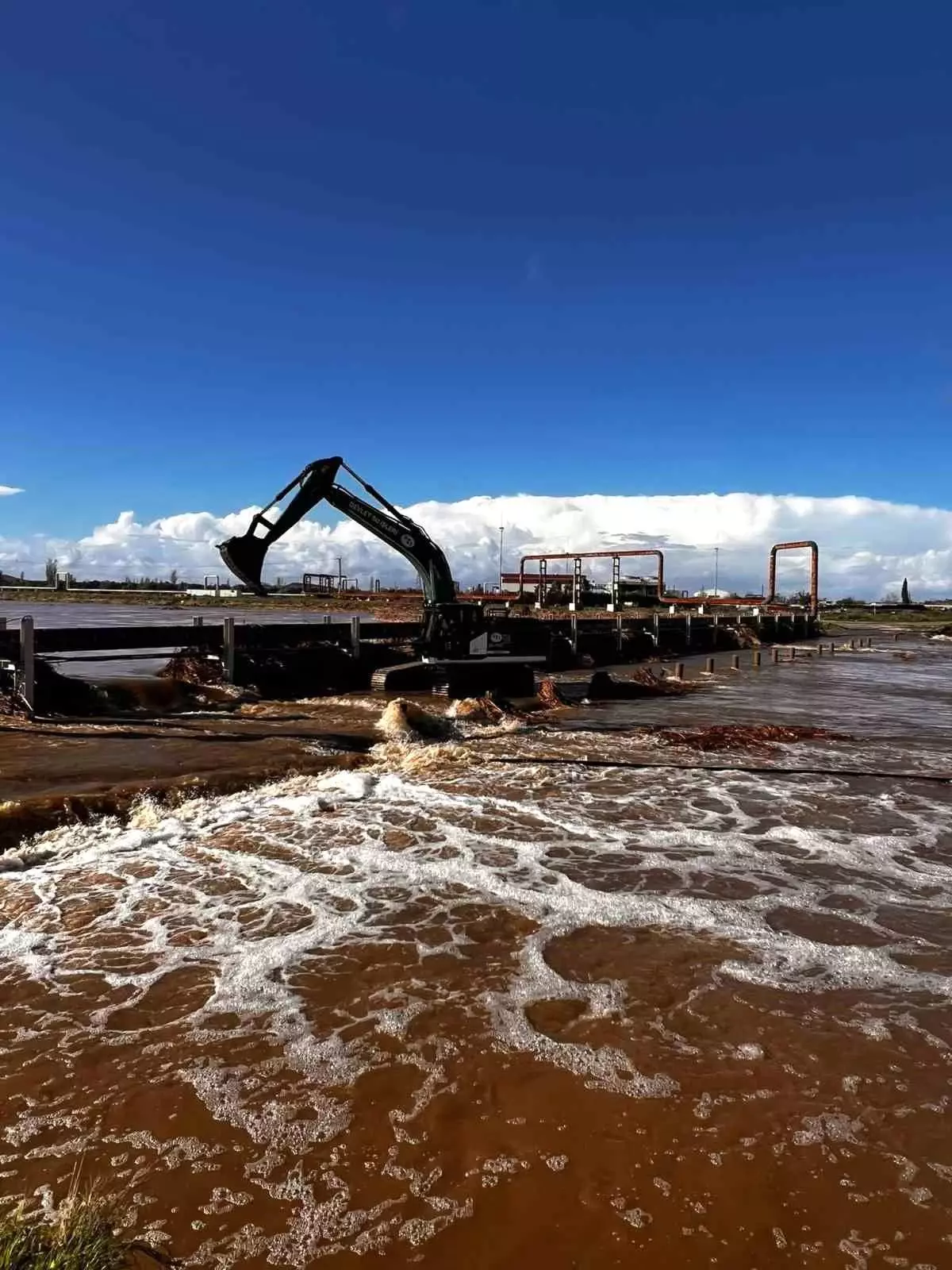 Ayvacık’ta Tuzla Çayı Şiddetli Yağışlar Nedeniyle Taştı, Tarım Arazileri Su Altında