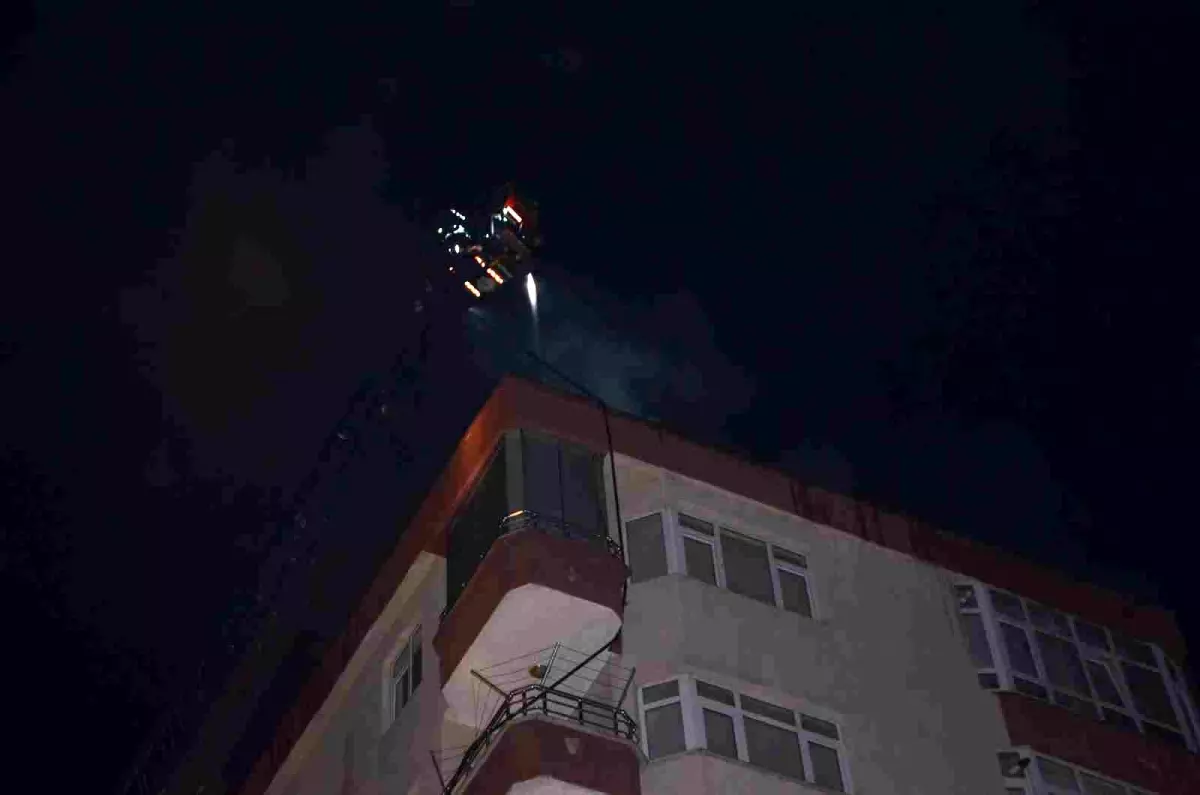 Samsun Bafra’da Binanın Çatı Katında Yangın Çıktı