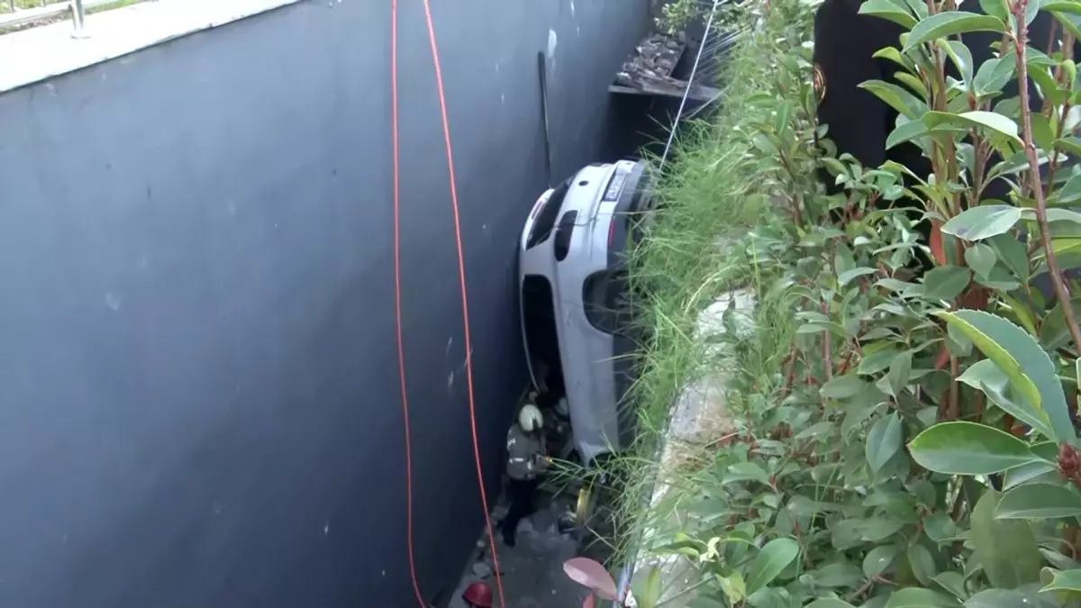 Bahçelievler’de İlginç Kaza: Kadın Sürücü 9 Araca Çarptı, Boşluğa Düşen Araçta Bir Kişi Son Anda Kurtuldu