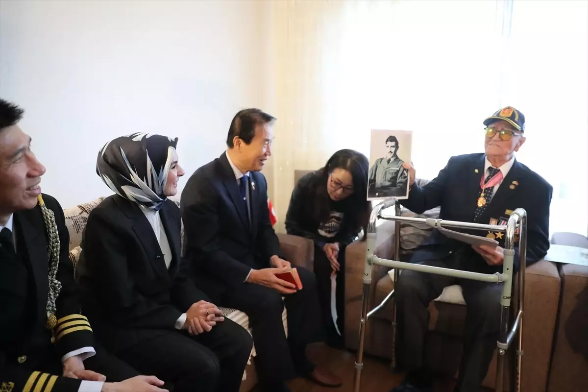 Bakan Göktaş, Güney Kore Vatanseverleriyle Birlikte Kore Gazisi Osman Yaşar Eken’i Ziyaret Etti