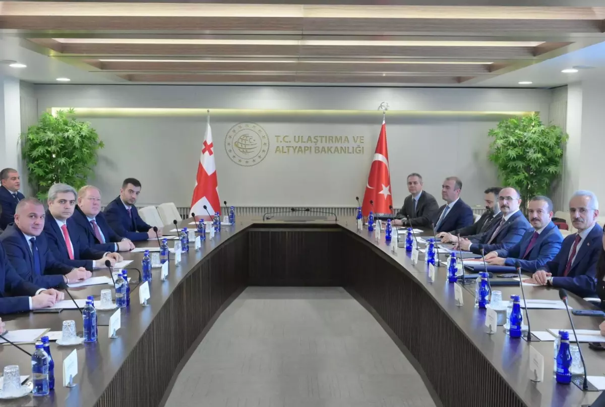 Bakan Uraloğlu, Gürcistan Altyapı Bakanı Sokhadze ile Stratejik Altyapı Görüşmesi Gerçekleştirdi