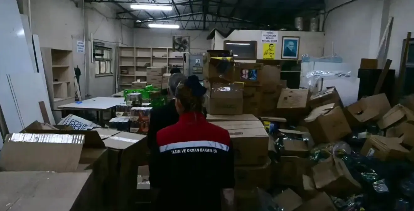 İzmir’de 30 Ton Sağlıksız Gıda Ele Geçirildi