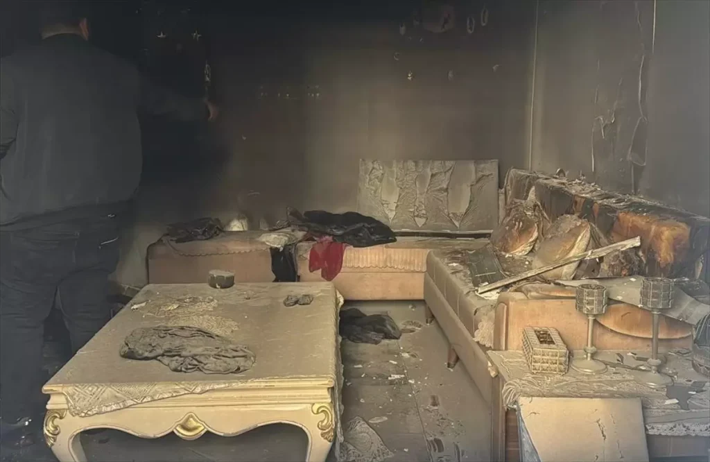 Başakşehir’de Site Yangını: 2 Kişi Dumandan Etkilendi