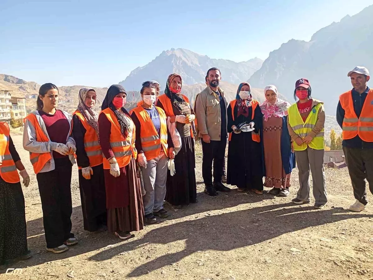 Hakkari Belediyesi Temizlik Ekipleri Buldukları Parayı Sahibine İade Etti