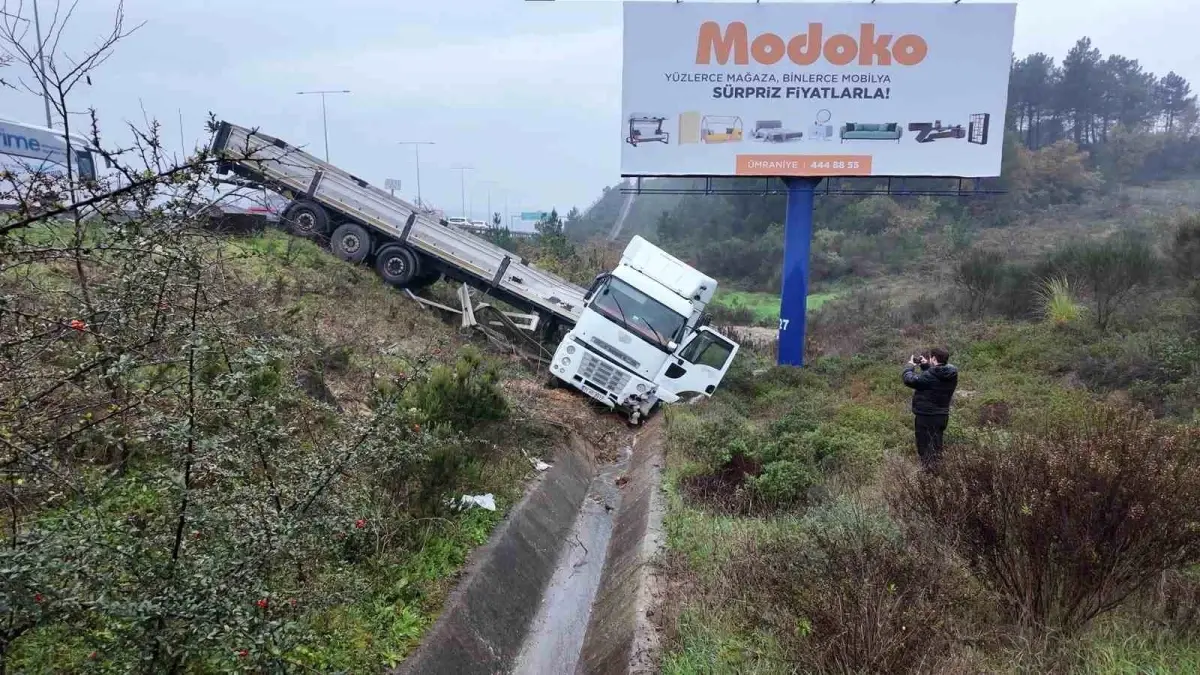 Kuzey Marmara Otoyolu’nda Kaygan Yağışlar Tır’ı Devriltti