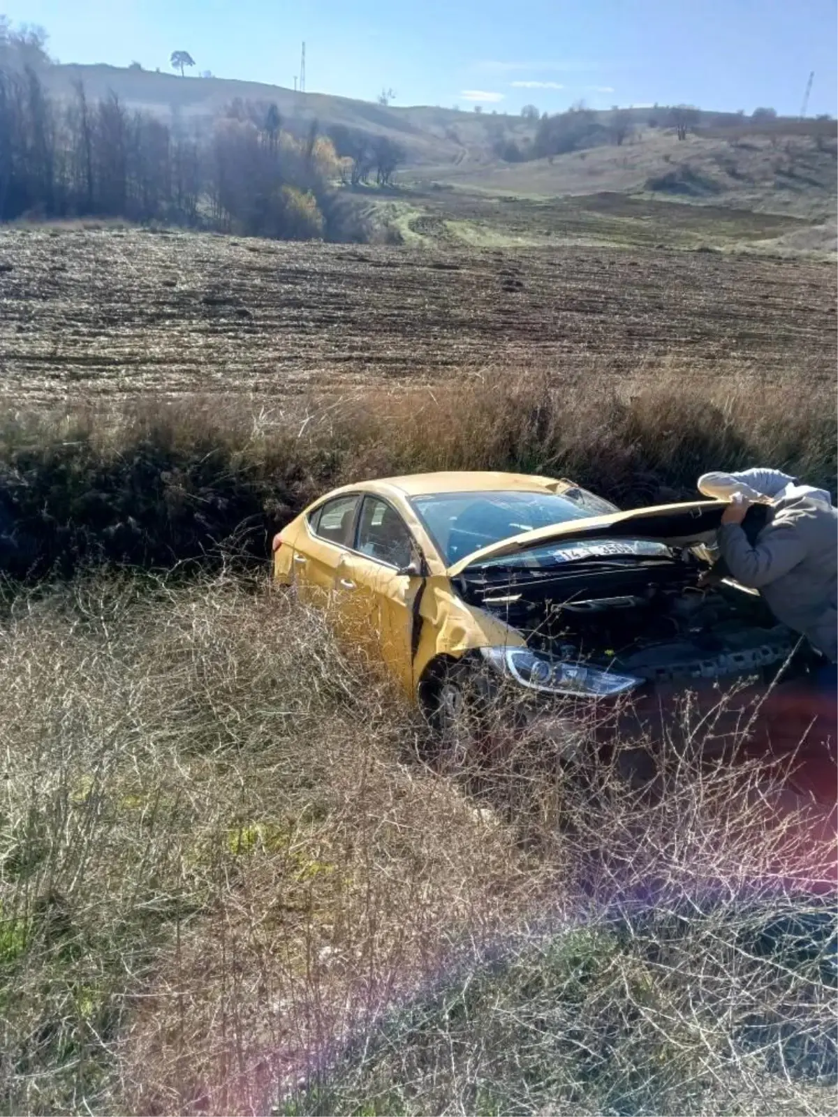 Bolu’da D-100 Yolunda Kontrolden Çıkan Ticari Taksi Tarlaya Uçtu