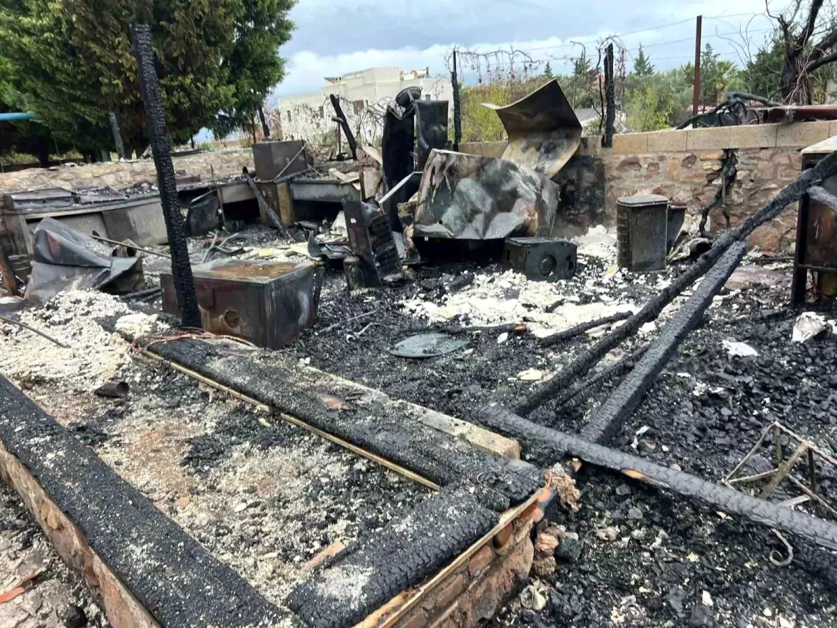 Bozcaada’da 16 Odalı Otel Yangını: Alevler Kısa Sürede Oteli Sardı, 1 Köpek Canını Kaybetti