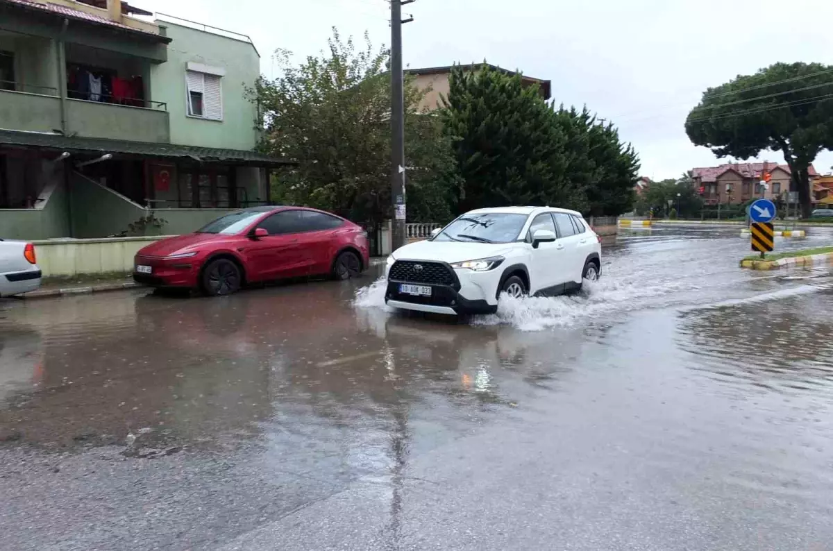 Burhaniye’de Sağanak Yağış Şehri Göle Dönüştürdü, Evler Su Basıyor