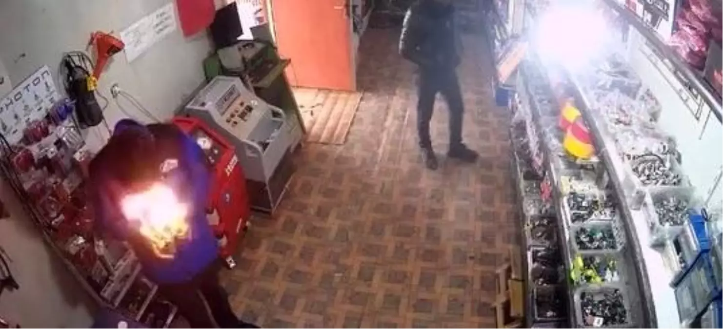 Elazığ’da Yapıştırıcı Sprey Alev Aldı