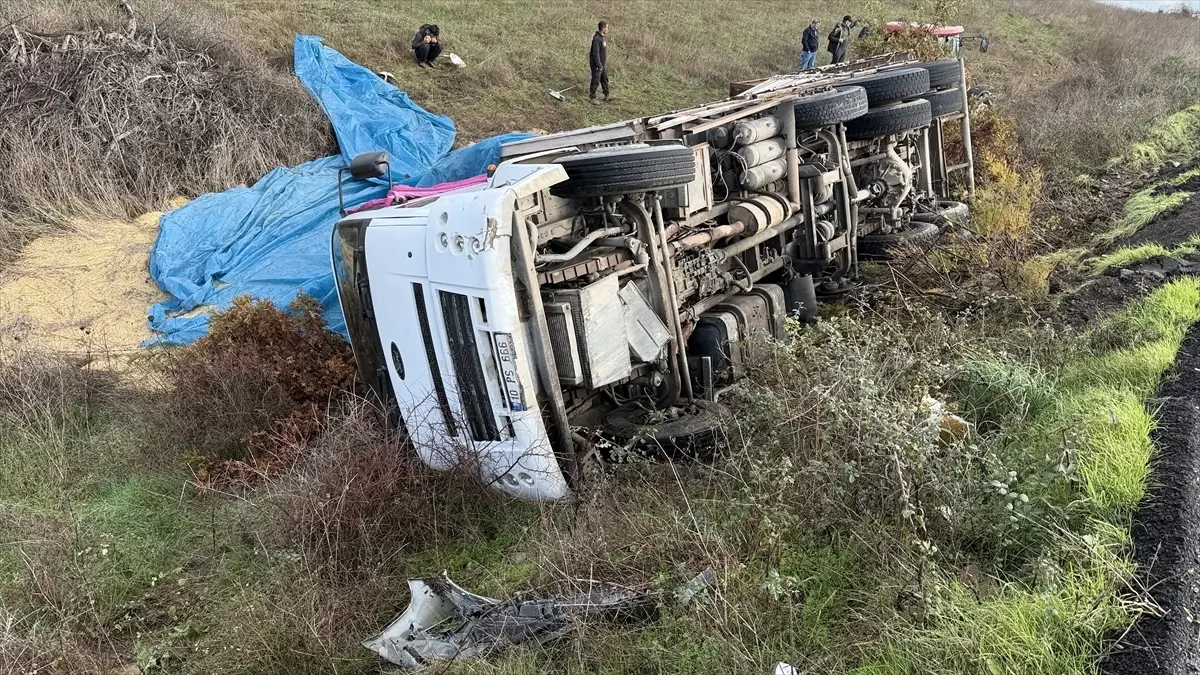 Çan’da Arpa Yüklü Kamyon Şarampole Devrildi