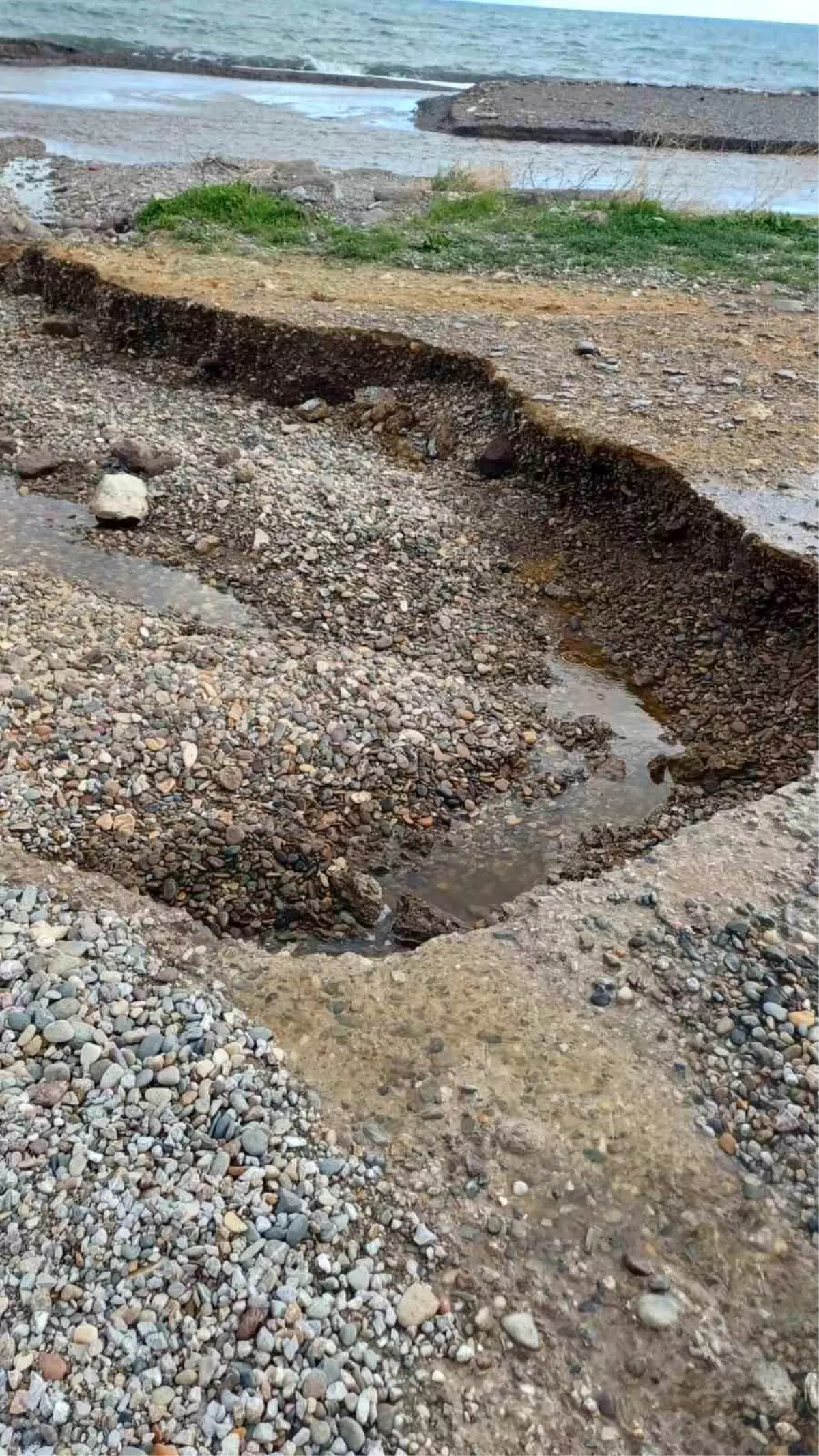 Ayvacık’ta Şiddetli Yağış Yolu Kapandı