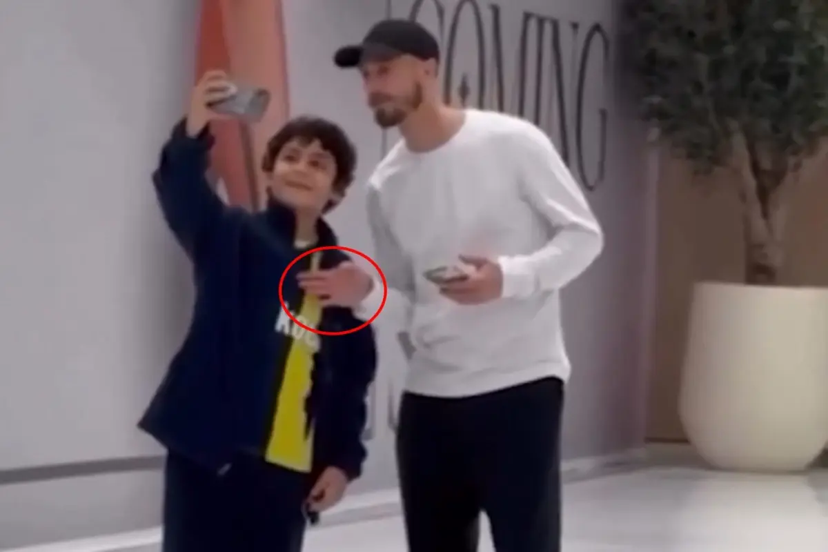 Cerny, Fenerbahçeli Taraftarın Formasındaki Armayı Kapatarak Gündemi Salladı