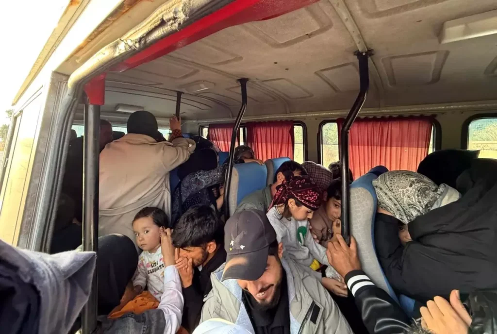 Çeşme’de 40 Düzensiz Göçmen ve 1 Organizatör Yakalandı