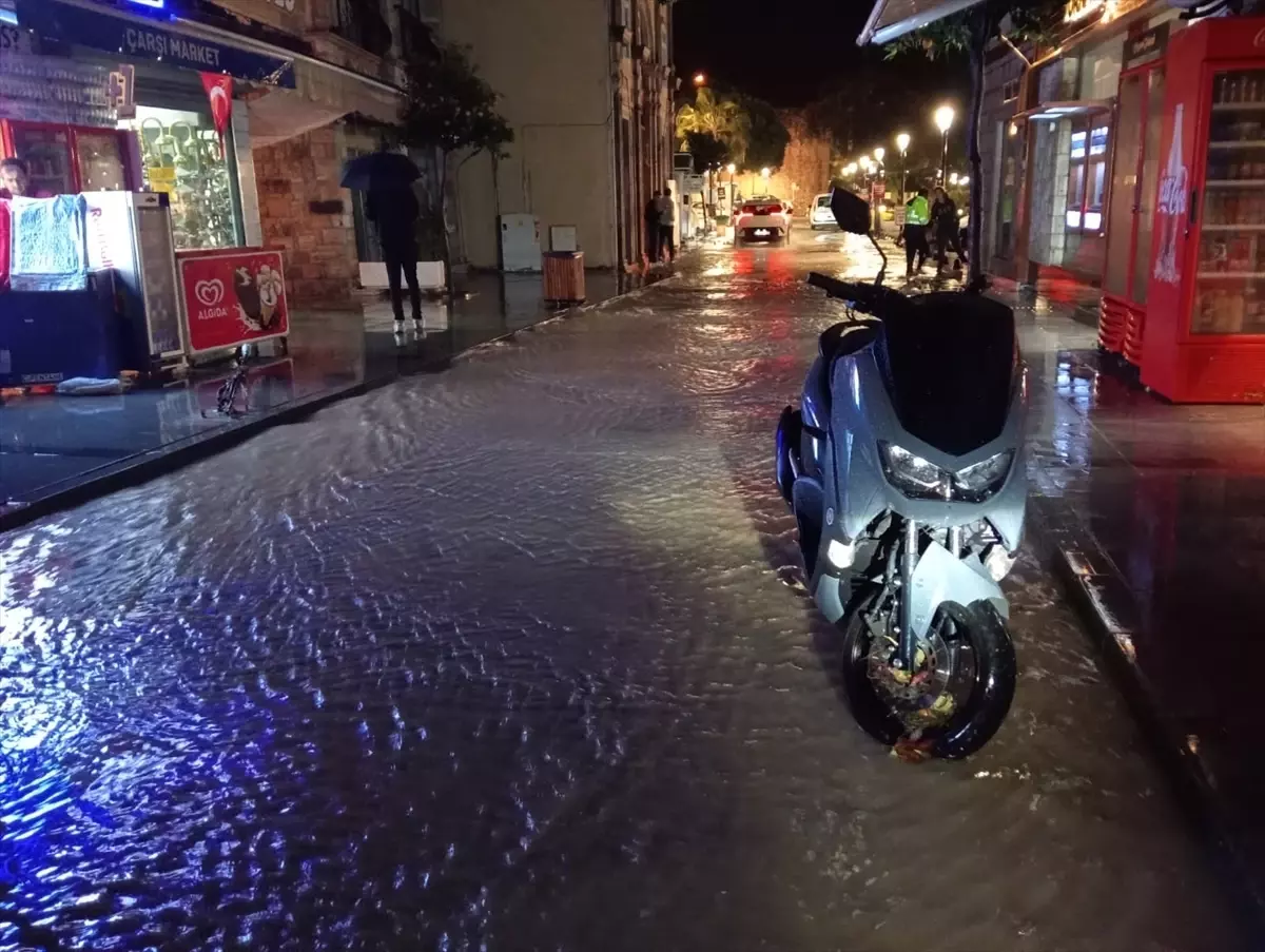Çeşme’de Sağanak ve Sel Felaketi: Sokaklar Göle Döndü, Evler ve İşyerleri Su Bastı