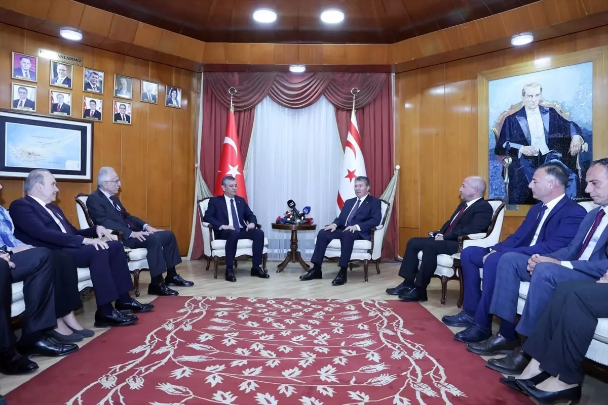 CHP Lideri Özgür Özel, KKTC’nin 42. Yıl Dönümünde Başbakan Ünal Üstel’i Ziyaret Etti
