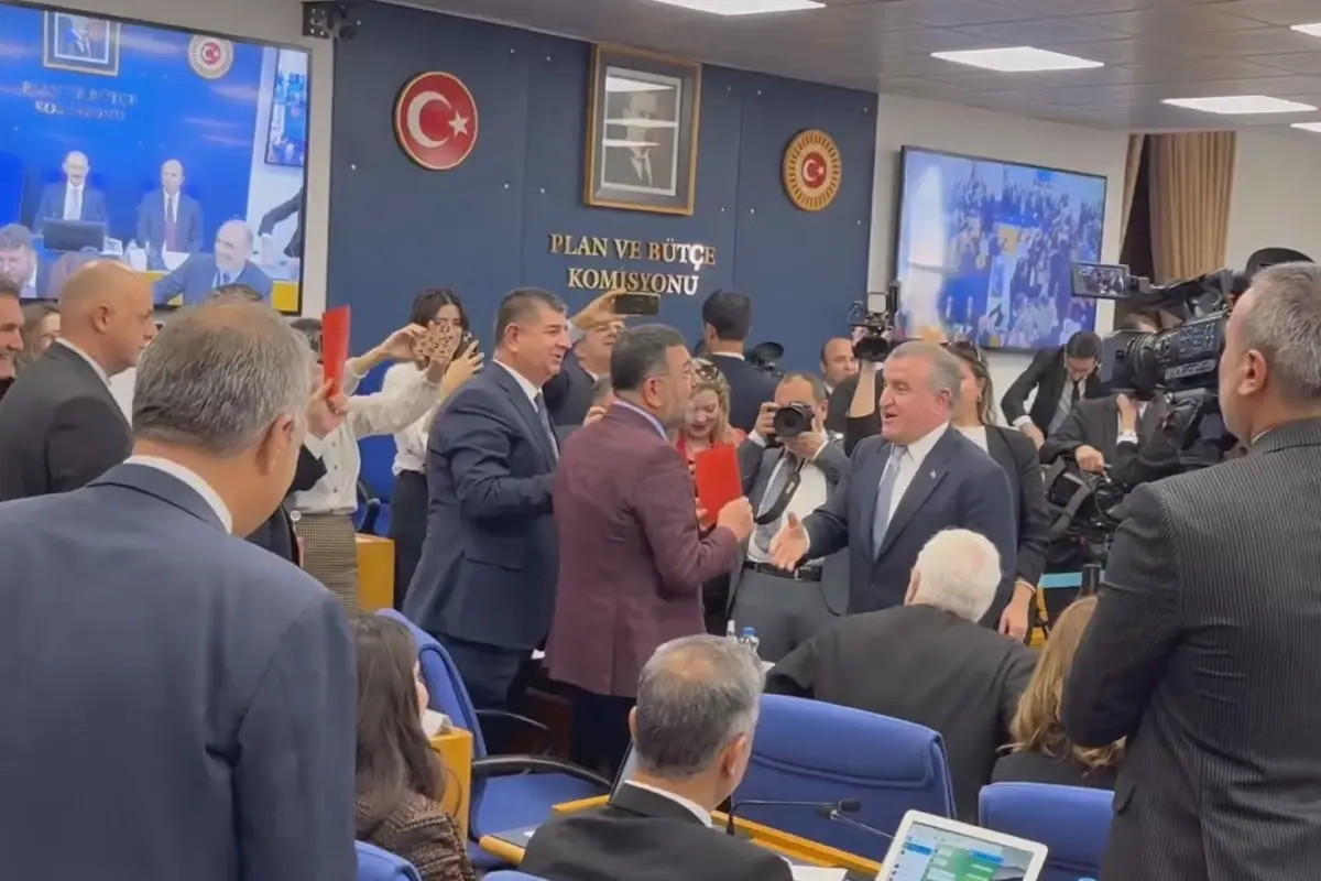 2026 Spor Bütçesi Görüşülüyor: CHP’li Milletvekillerinden Kırmızı Kart Gösterisi