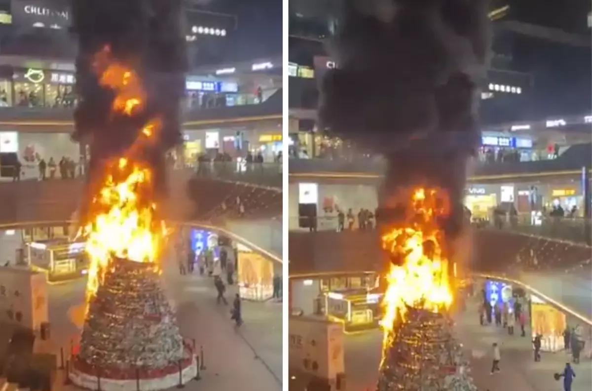 Çin’deki AVM’de Noel Ağacı Aniden Alev Aldı, Panik Yaşandı