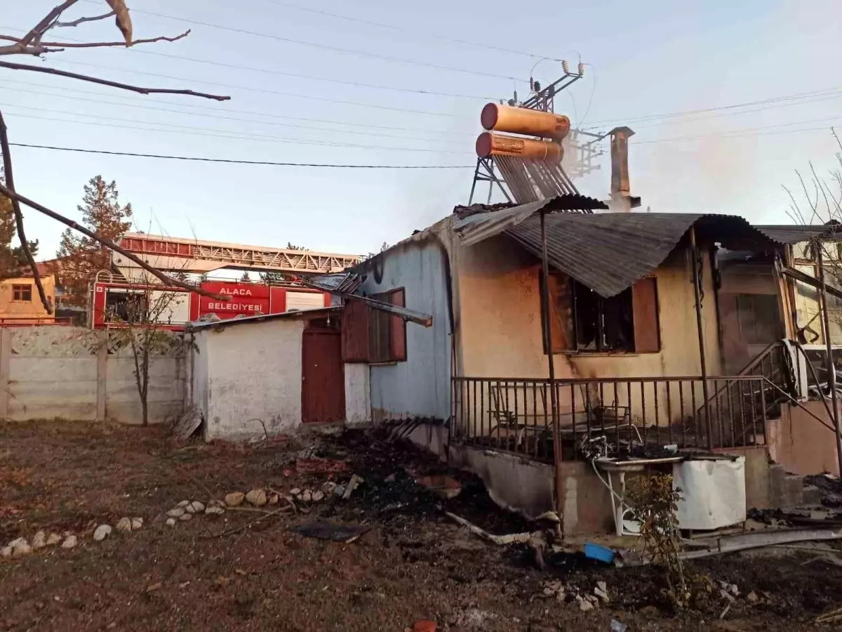 Çorum Alaca’da Ahşap Ev Alev Aldı: 1 Yaralı ve Kullanılamaz Kalan Müstakil Ev