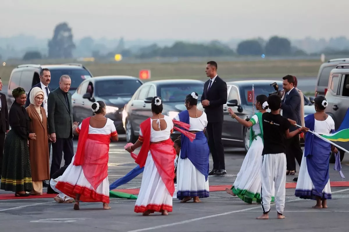 Cumhurbaşkanı Erdoğan’a Güney Afrika’da renkli karşılama! İlgiyle izledi