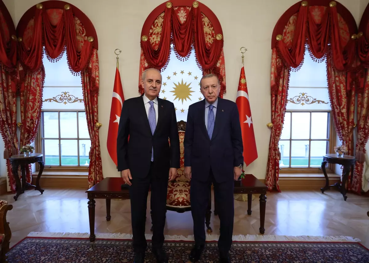 Cumhurbaşkanı Erdoğan, TBMM Başkanı Kurtulmuş’u Dolmabahçe Ofisi’nde Karşıladı